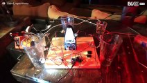 Jovem faz música com um metronomo e copos de água