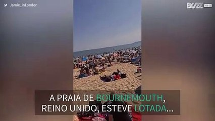 Praia completamente lotada durante pandemia no Reino Unido