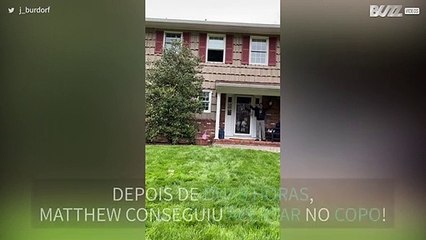 Jovem acerta em copo de água com bola de golfe do 2º andar!