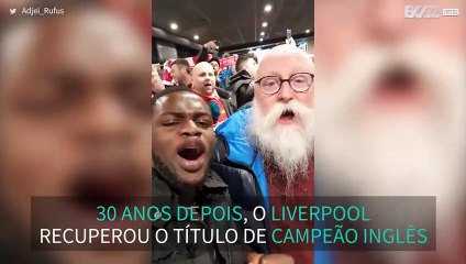 Torcedores do Liverpool se unem para cantar hino do clube