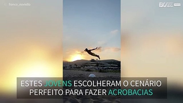 Jovens realizam acrobacias impressionantes na praia