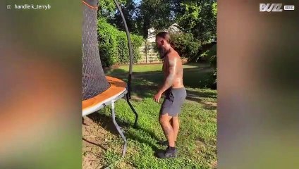 Treino em cama elástica acaba em queda hilária