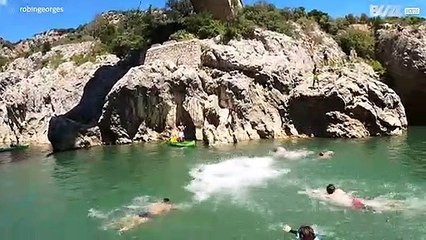 Jovem faz mergulho impressionante de uma ponte