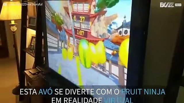 Avós jogam fruit ninja em realidade virtual