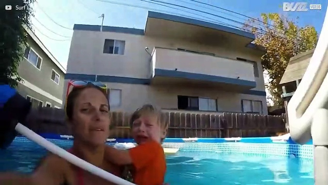 Menino autista perde medo de água com ajuda de um cão