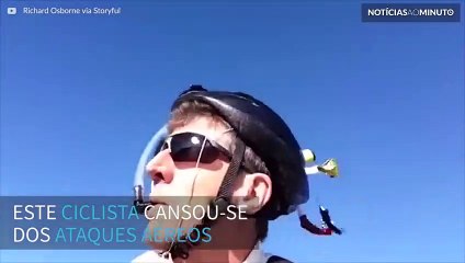 Ciclista desenvolve divertido capacete contra ataques de aves