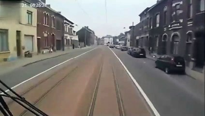 Cette conductrice belge coupe la route au tram... Mauvaise idée