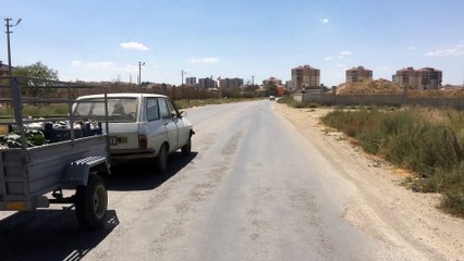 Elmacı güzeli elma kasaları ile şow yapıyor