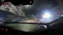 L'inseguimento dei Carabinieri in diretta: fuggitivo salta dall'auto, arrestato - video