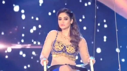 Ileana D'Cruz's Bollywood Dance Performance 🎶