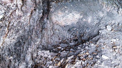 İlk insanların yaşadığı mağarayı talan etmişler