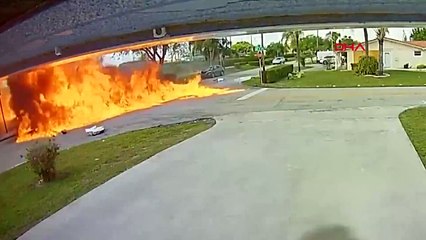 Uçak otomobilin üzerine düştü! Dehşet anları kamerada