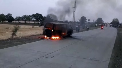 मारुती वैन में लगी आग, वाहन जल कर हुआ खाक