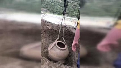 Kaçak kazıda bulunan 1,5 metrelik küp müzeye teslim edildi