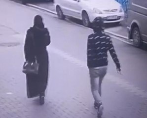 TELEFONLA KONUŞURKEN KAPKAÇA UĞRADI O ANLAR KAMERADA