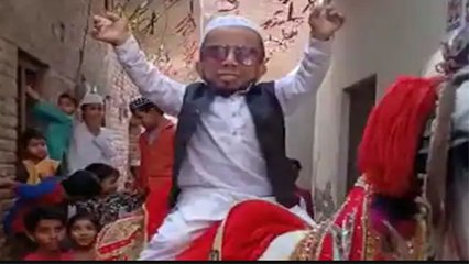 2 Feet के Azeem Mansoori दूल्हा बनकर घोड़ी पर हुए सवार । देखे Video । Boldsky
