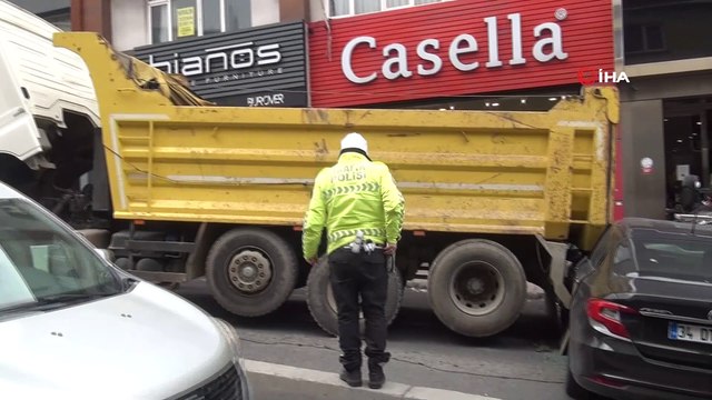 Kağıthane’de yokuş yukarı çıkarken kayan hafriyat kamyonu arkasından gelen otomobile çarptı. Hafriyat kamyonun çarptığı otomobil ise bir başka araca çarparak döndü. Kazada yaralanan 1 kişi ambulansla hastaneye kaldırıldı.