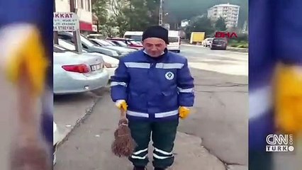 Süpürgesini kaçıran sokak köpeğine ‘o bana zimmetli’ diye seslendi