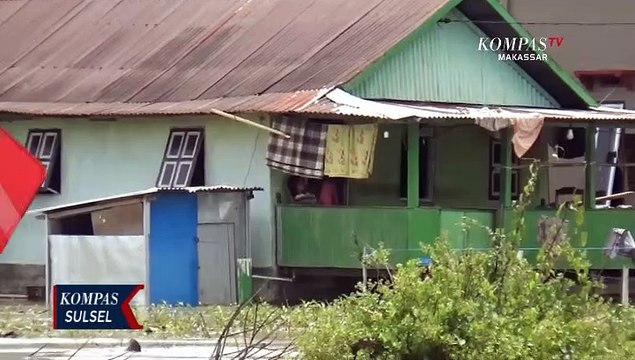Terobos Banjir Demi Penuhi Kebutuhan Hidup