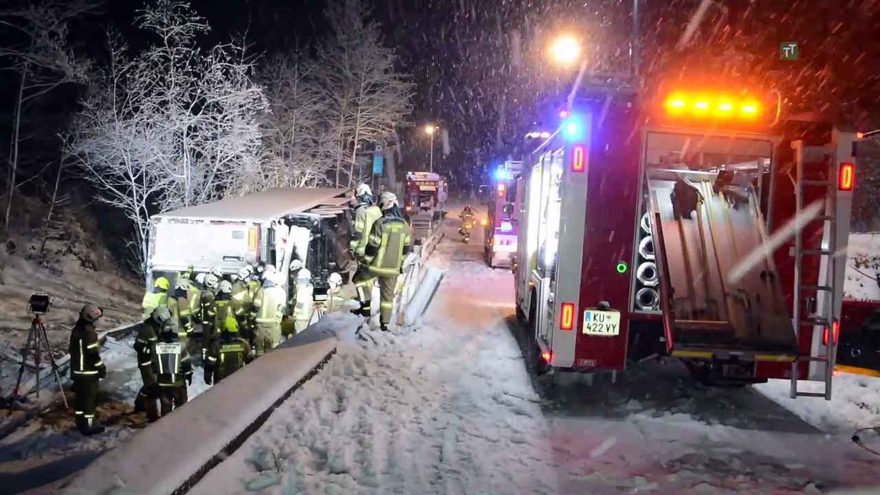 Winterfahrbahn: Lenker durchbrach in Scheffau mit Lkw Leitschiene