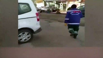 Süpürgesini kaçıran sokak köpeğine böyle seslendi