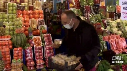 Altın çilek meyvesi raflarda