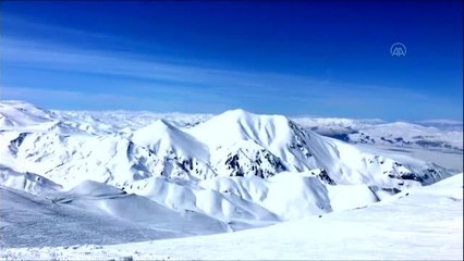 Palandöken ilkbaharda da kar kalitesiyle kayak tutkunlarını cezbediyor