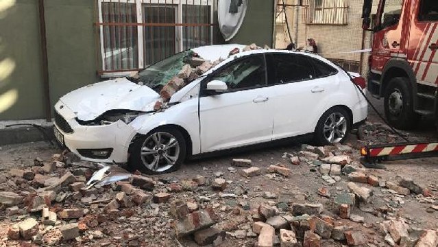 BEYOĞLU'NDA BİNANIN ÇATI KATINDA ÇÖKME-1