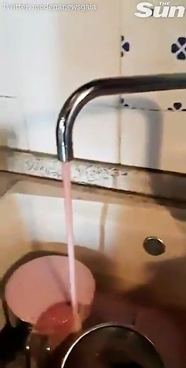 İtalya’daki bir köyde musluklardan kırmızı şarap aktı