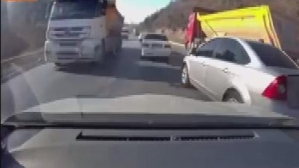 HATALI SOLLAMAYLA DRİFT YAPTI; TRAFİĞİ BÖYLE TEHLİKEYE ATTI