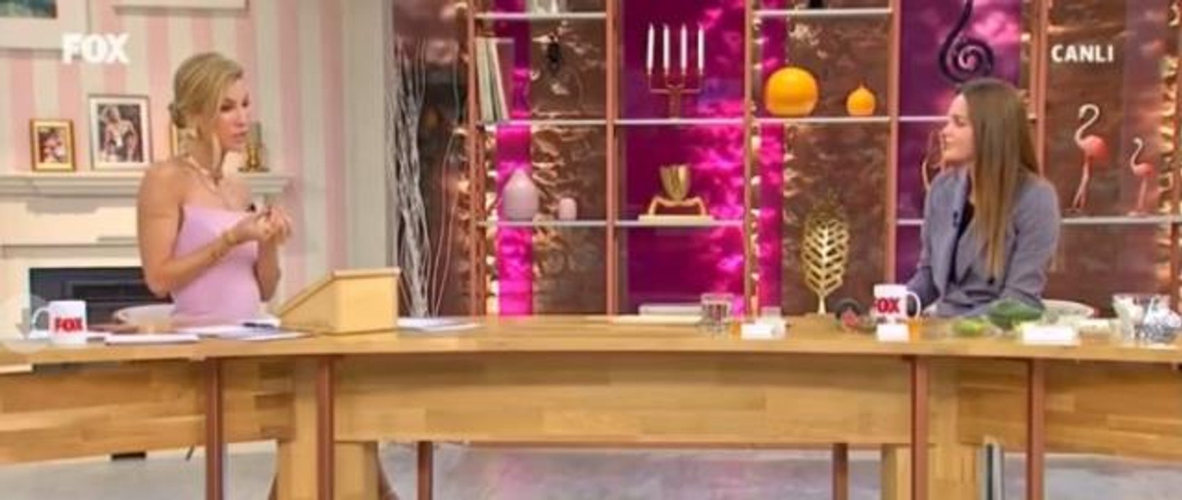 Ebru Şallı, vefat eden oğlundan bahsederken Çağla Şıkel ile karşılık ağladı
