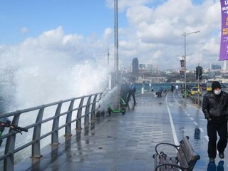 ÜSKÜDAR VE CADDEBOSTAN SAHİLİ'NDE DEV DALGALAR -1