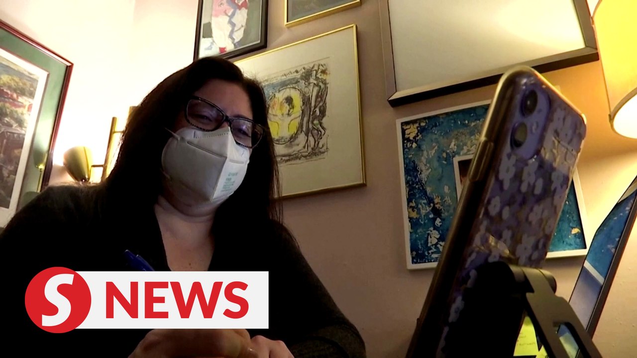 New Yorker helps people sign up for appointments for Covid-19 vaccine
