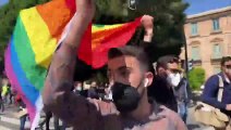 Dos jóvenes con una bandera del colectivo LGTBI se enfrentan a varios manifestantes de Vox en un mitin en Murcia