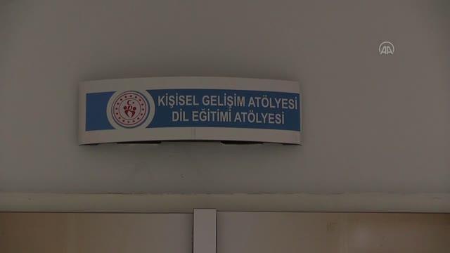 İşitme engelli yakınlarıyla iletişim kurmak için işaret dili öğreniyorlar