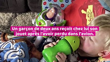 Un garçon de deux ans reçoit chez lui son jouet après l'avoir perdu dans l'avion