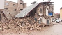 KAHRAMANMARAŞ - Fırtına ve yağmur nedeniyle iki katlı kerpiç ev çöktü