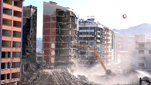 Rize'de kentsel dönüşüm çalışmalarında yıkımlar sürüyor