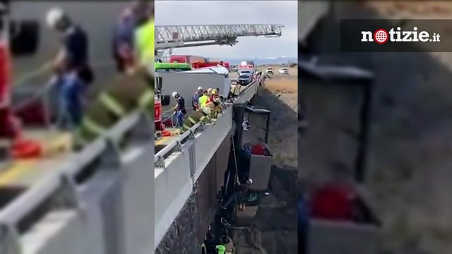 Usa, coppia di anziani resta appesa in auto giù da un ponte: l'eroico salvataggio
