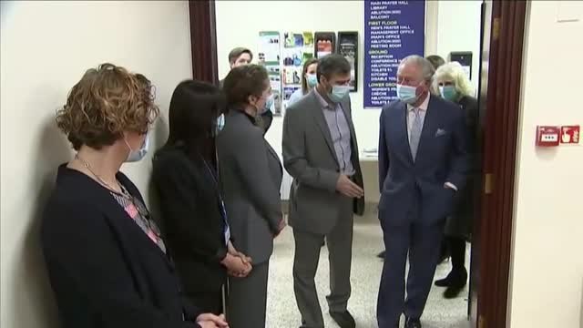 El Príncipe Carlos de Inglaterra visita una centro de vacunación covid en una mezquita de Londres