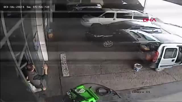 KARABÜK Şiddetli rüzgarda uçan çatı, park halindeki araçların üzerine düştü