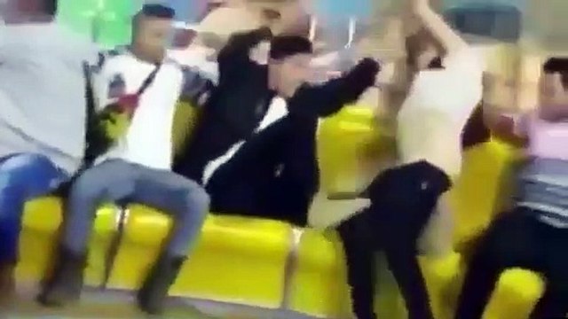 Elle perd son pantalon dans un manège et son mari essaie de le remonter... tellement drole