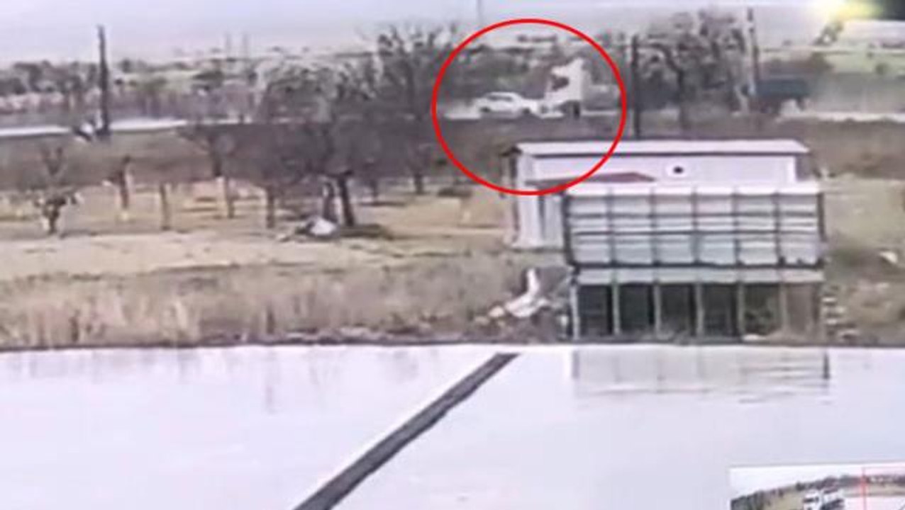 Hatalı sollama yapan tırın karşıdan gelen otomobili ezdiği feci kaza kamerada