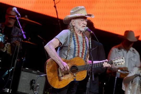 Willie Nelson's New Album of Frank Sinatra Covers, That's Life, Debuts at No. 1 on Billboa