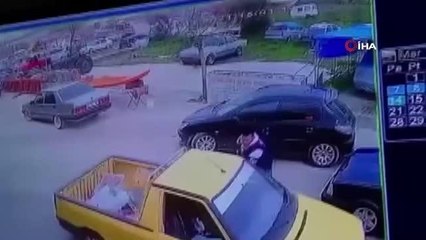 El freni çekilmeyen aracın altında kalmaktan son anda böyle kurtuldu