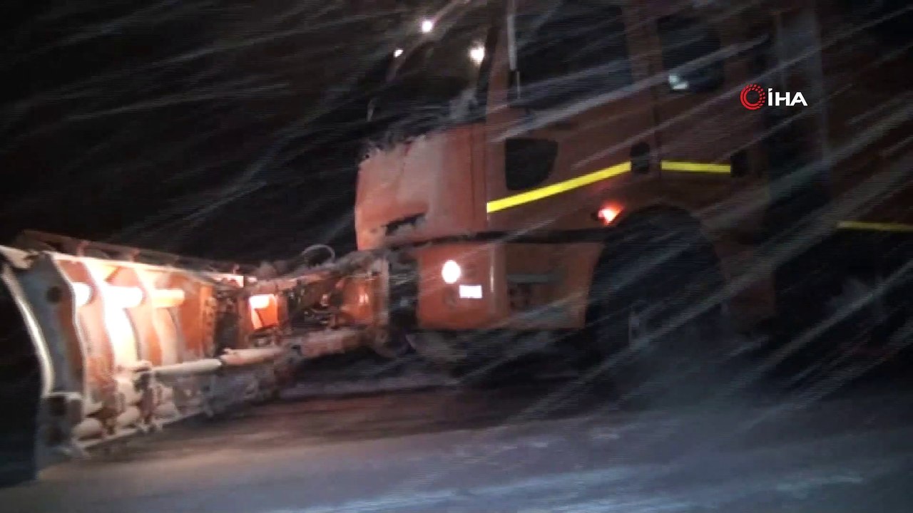 Antalya'da kar yağışı; Antalya-Konya karayolunda kar kalınlığı 30 santime ulaştı