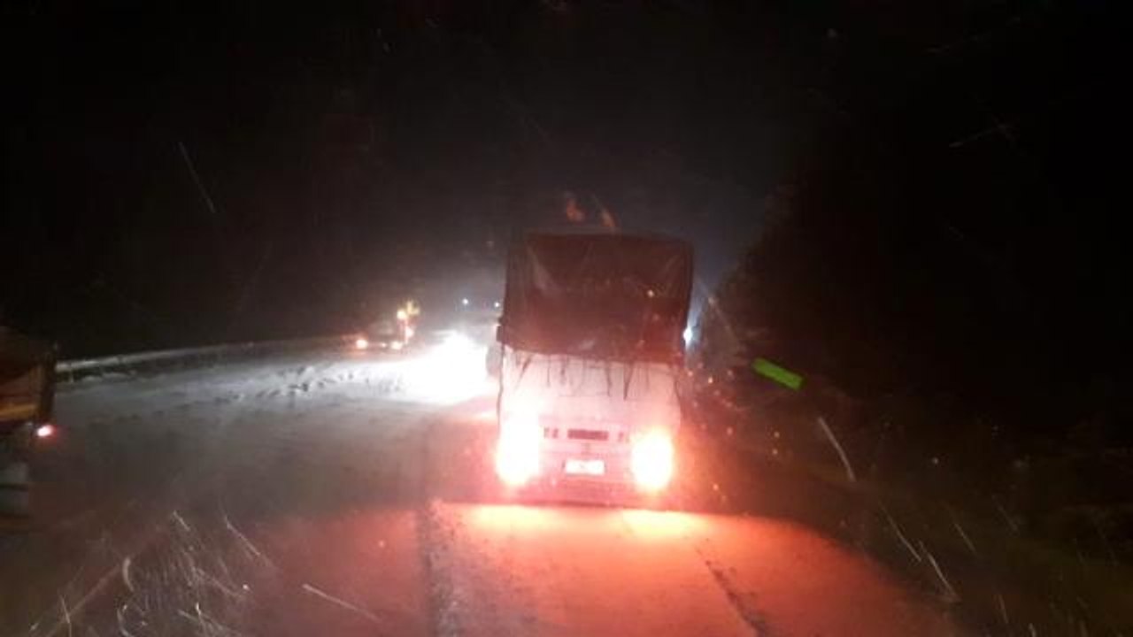 Antalya'da kar yağışı; Antalya-Konya karayolunda kar kalınlığı 30 santime ulaştı