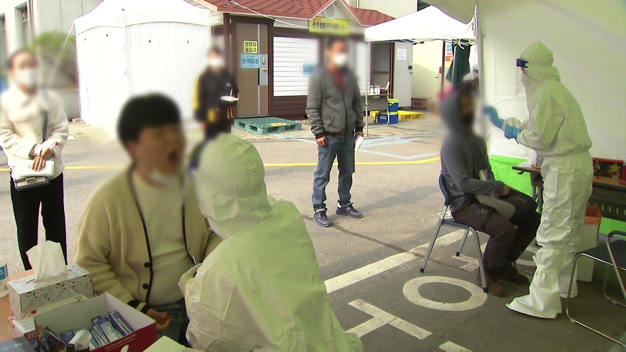 [뉴스라이브] 사흘 만에 400명대 확진..."집단감염 23%는 유증상자가 전파" /...