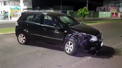 Corolla estacionado é atingido por Agile na Avenida Brasil, no Coqueiral