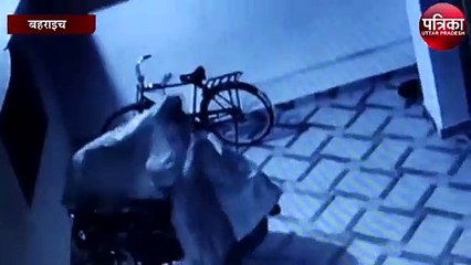 घर के अंदर से बाइक चोरी का मामला, कैमरे में कैद हुआ आरोपी